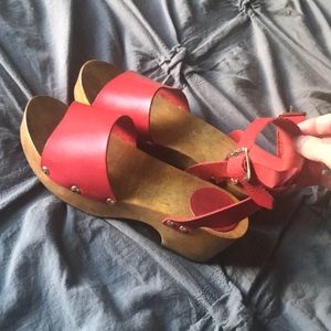 Lulu’s Brand Red Clogs Size 5.5